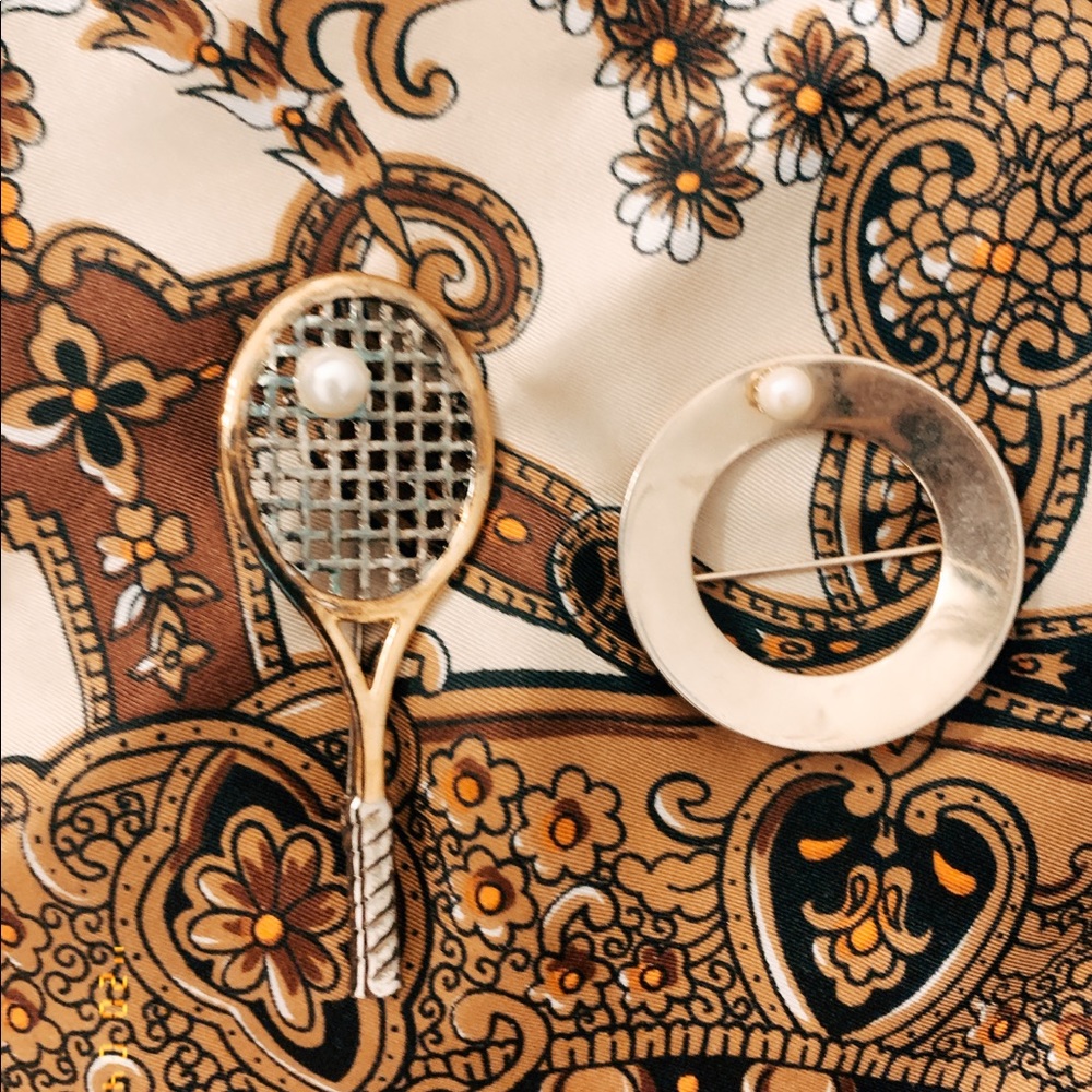 Tennis brooch and circle brooch